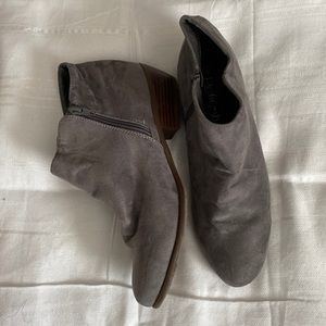 LAST CHANCE Gray faux sided ankle booties